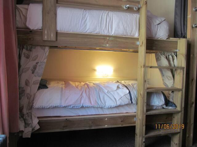 Les Fleurs Accommodation Дувър Екстериор снимка